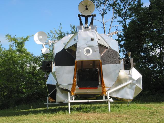 LEM, 2003-2007, 13'X11'X14', aluminum, steel, epoxy, wood, rubber, money
Lunar Excursion Module, exterior front